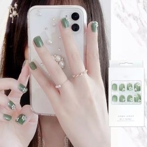 Short Green color wearable fake nails 24 pieces set